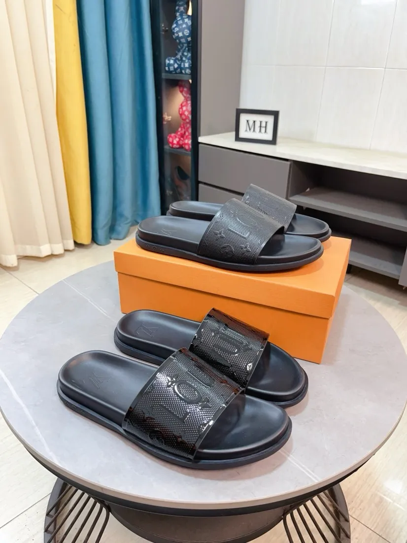 Ex-factory price 320🌹🌹 (lv-Louis Vuitton) new men's sandals, high-end boutique, exquisite embossed logo decoration on the upper, fine workmanship, super soft soles, casual, loose and comfortable, a must-have in summer! \nsize：38-44